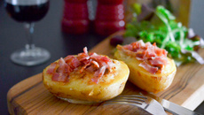 Pommes de terre farcies à l’affidélice et son croustillant de lard