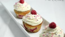 Cupcakes en rouge et noir (chocolat blanc et framboise)