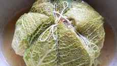 Choux farcis au lard fumé et légumes