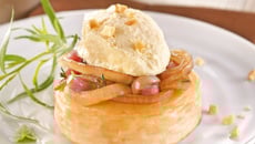 Crumpets façon tartiflette, glace au reblochon et lait de noisette