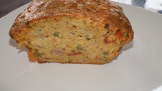 Cake aux légumes et jambon et tomates séchées