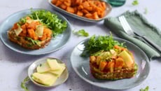 Tartines de pain perdu à la patate douce rôtie et à la tomme