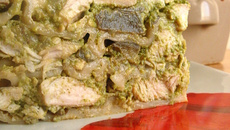 Lasagnes au poulet, pesto de roquettes et aubergines