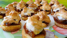 Toasts aux pommes meringuées