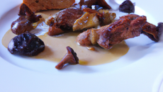 Chapon aux morilles, armagnac et foie de canard