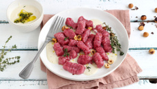 Gnocchis roses, pommes de terre et betterave