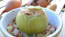 Oignons farcis aux champignons et aux petits lardons