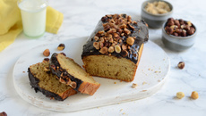 Cake aux noisettes et au chocolat noir