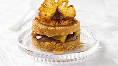 Écrasé de palets bretons, chocolat et ananas caramélisé