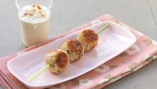 Brochettes de poulet à la citronnelle, sauce Boursin cuisine ail & fines herbes et cacahuètes