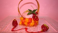 Tartare de melon et pastèque à la confiture melon frmaboise, croustillant à la poudre de pistaches vertes, mousse aux framboises fraiches