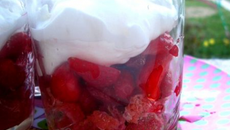 Verrines de fraises - biscuits roses et chantilly