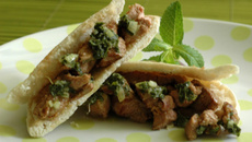 Kebab d'agneau, sauce à la menthe