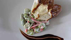 Magret de canard sauté, fèves crémeuses à  la Vache qui rit et tuiles aïllées