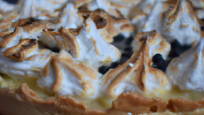 Tarte sablée aux myrtilles, à la crème d'amande et meringue italienne