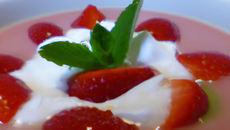 Soupe de fraises Andros meringuée