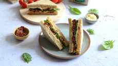 Club sandwich végétarien au houmous, tomates confites et épinards