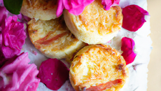 Cheesecakes à la rose et ses pétales croquantes