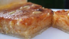 Tarte à la frangipane d'abricots et aux pignons de pin