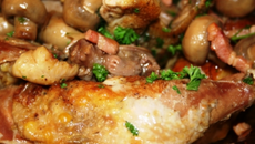 Pintade aux lardons, champignons et vin rouge