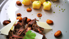 Paleron de bœuf braisé, gnocchis, dentelles de Parmesan