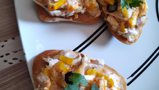 Tartines de poulet à l'abricot, au cheddar et poitrine fumée