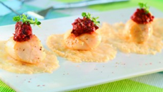 Noix de Saint-Jacques sautées et concassé de tomates séchées sur dentelle de parmesan