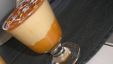 panna cotta à la crème de caramel sur compotée d'abricots aux amandes