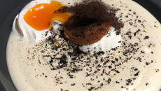 Soupe panais chantilly sumac et œuf coque à la truffe