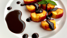 Pêches rôties et leur sauce chocolat