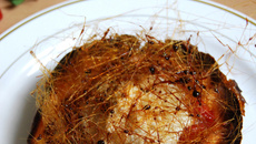 Crêpe soufflée aux fraises poêlées, noix de pécan et crème glacée au roquefort Papillon