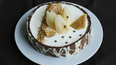 Croustillant praliné et mousse de poire dans son habit joconde imprimé