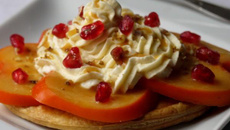 Tartelettes fines de kaki, chantilly de chocolat blanc, caramel passion et grenade