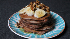 Pancakes au lait de soja au chocolat, topping banane, noix et sirop d'érable