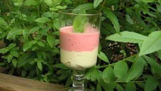 Mousse de fraises au parfum de verveine citronnelle sur sa crème de chocolat blanc