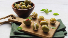 Olives farcies au fromage frais, tomates séchées et basilic