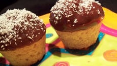 Muffins (sans œuf, ni beurre) au lait de coco et fève tonka, nappés de chocolat au lait