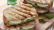 Croque avocat mozzarella et sauce Sriracha