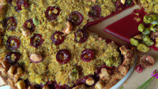 Tarte streusel aux cerises et aux pistaches