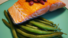 Filet de saumon en croûte de chorizo et haricots de paimpol