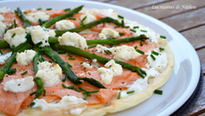 Pizza à la ricotta, saumon fumé et asperges vertes