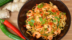 Nouilles chinoises au paprika fumé, crevettes marinées au citron vert