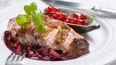 Magret de canard au miel et groseilles