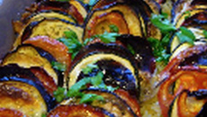 Tian de légumes d'été sur un lit de petites pâtes