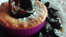Soufflé sucré sur lit de prunes