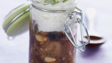 Verrine façon capuccino d'aubergines et émulsion de yaourt, à la grecque.