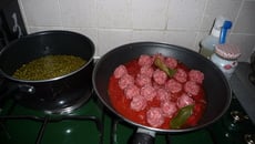Boulettes de bœuf à la tomate accompagnées de petits pois