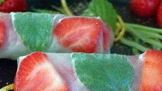 Rouleaux d'été aux fraises et ses deux sauces