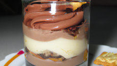 Verrine à la pâte de calisson sur un croquant chocolat