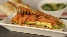 Toast de saumon de Norvège fumé et œufs brouillés